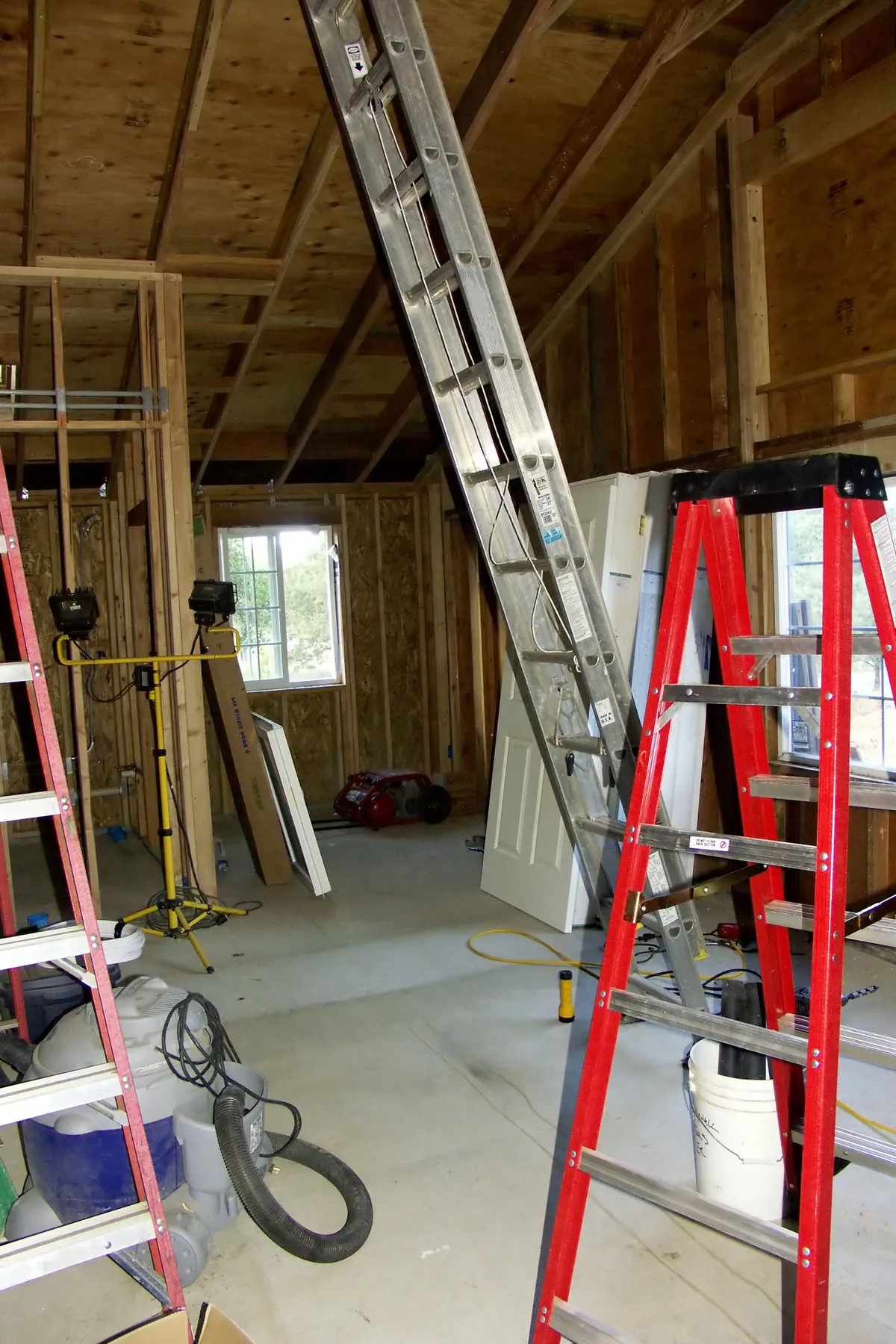 travaux de rénovation intérieure sur un chantier, avec échafaudages et équipements pour la remise à neuf d'une maison
